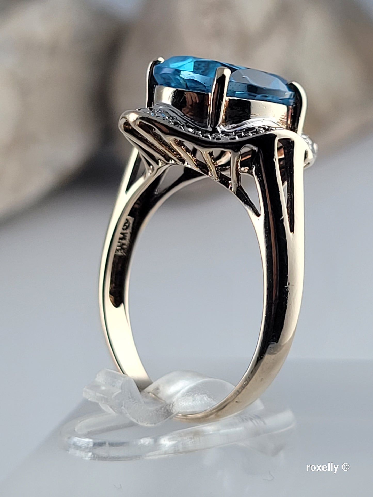 ❤️10K Yellow and White Gold Blue Topaz Ring Size 7 Solid Gold