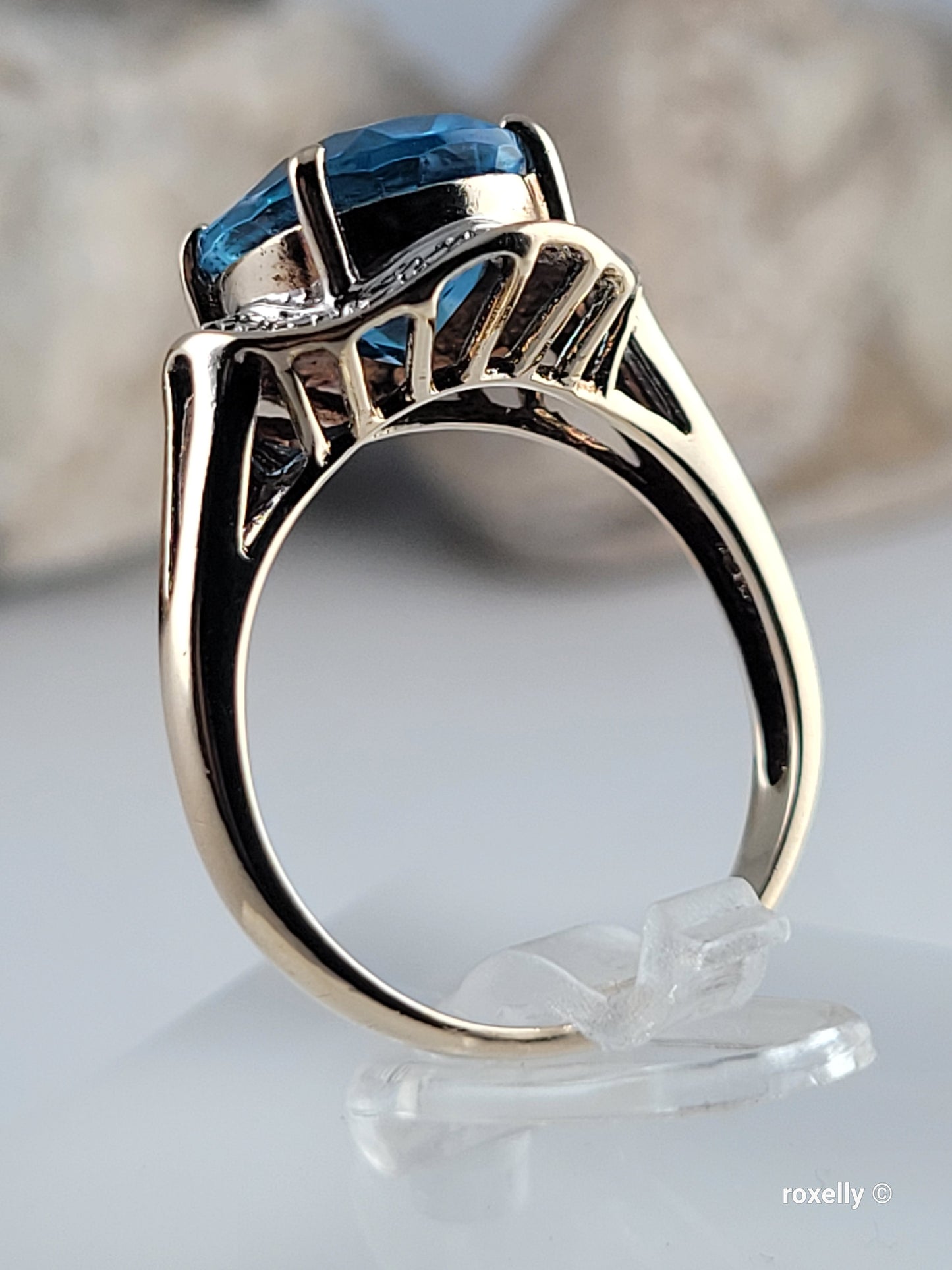 ❤️10K Yellow and White Gold Blue Topaz Ring Size 7 Solid Gold