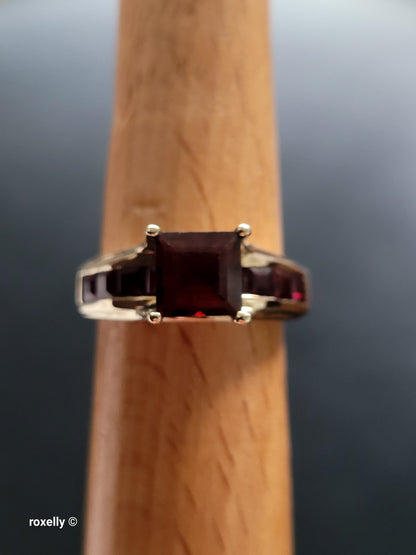 10k Yellow Gold Garnet Gemstones Ring Size 7, Solid Gold
