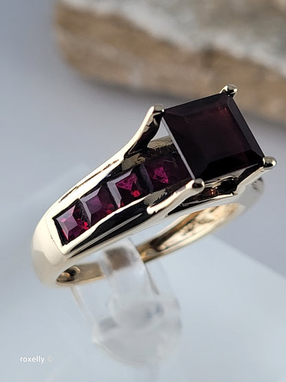 10k Yellow Gold Garnet Gemstones Ring Size 7, Solid Gold