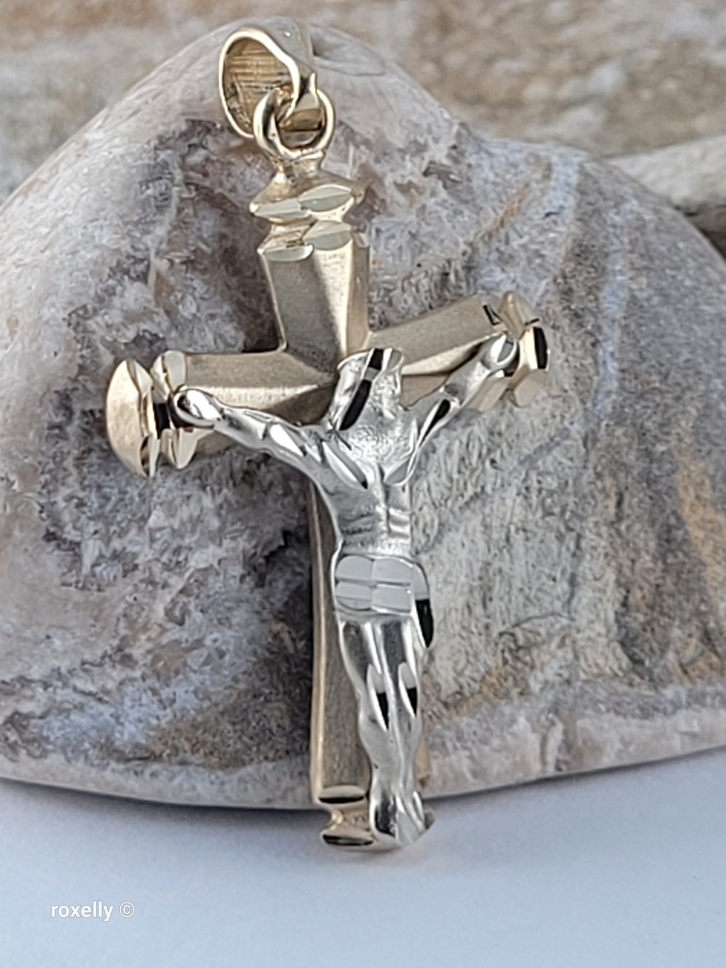 14K Two-Tone Yellow & White Gold Diamond-Cut Crucifix Pendant – Like New Condition