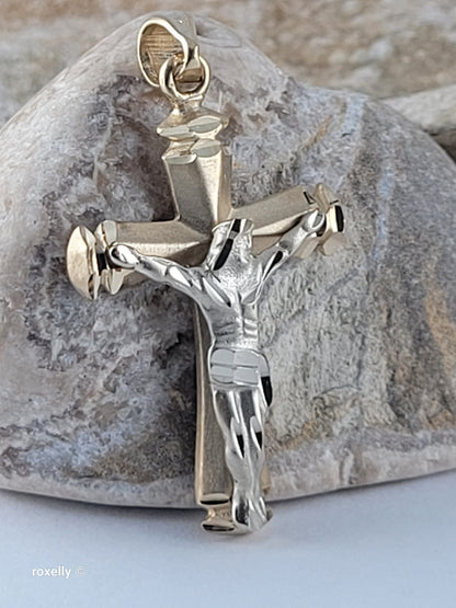 14K Two-Tone Yellow & White Gold Diamond-Cut Crucifix Pendant – Like New Condition