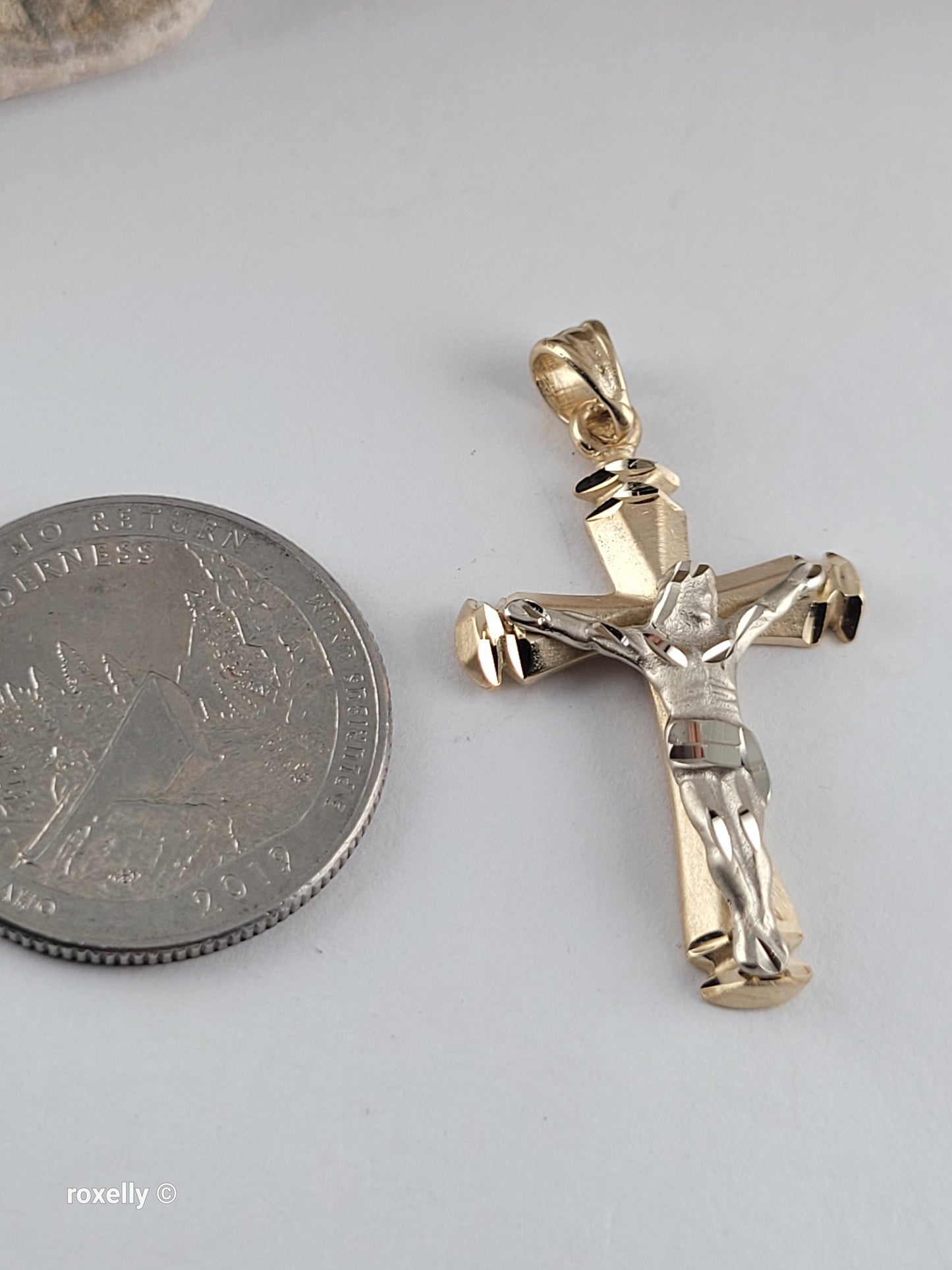 14K Two-Tone Yellow & White Gold Diamond-Cut Crucifix Pendant – Like New Condition