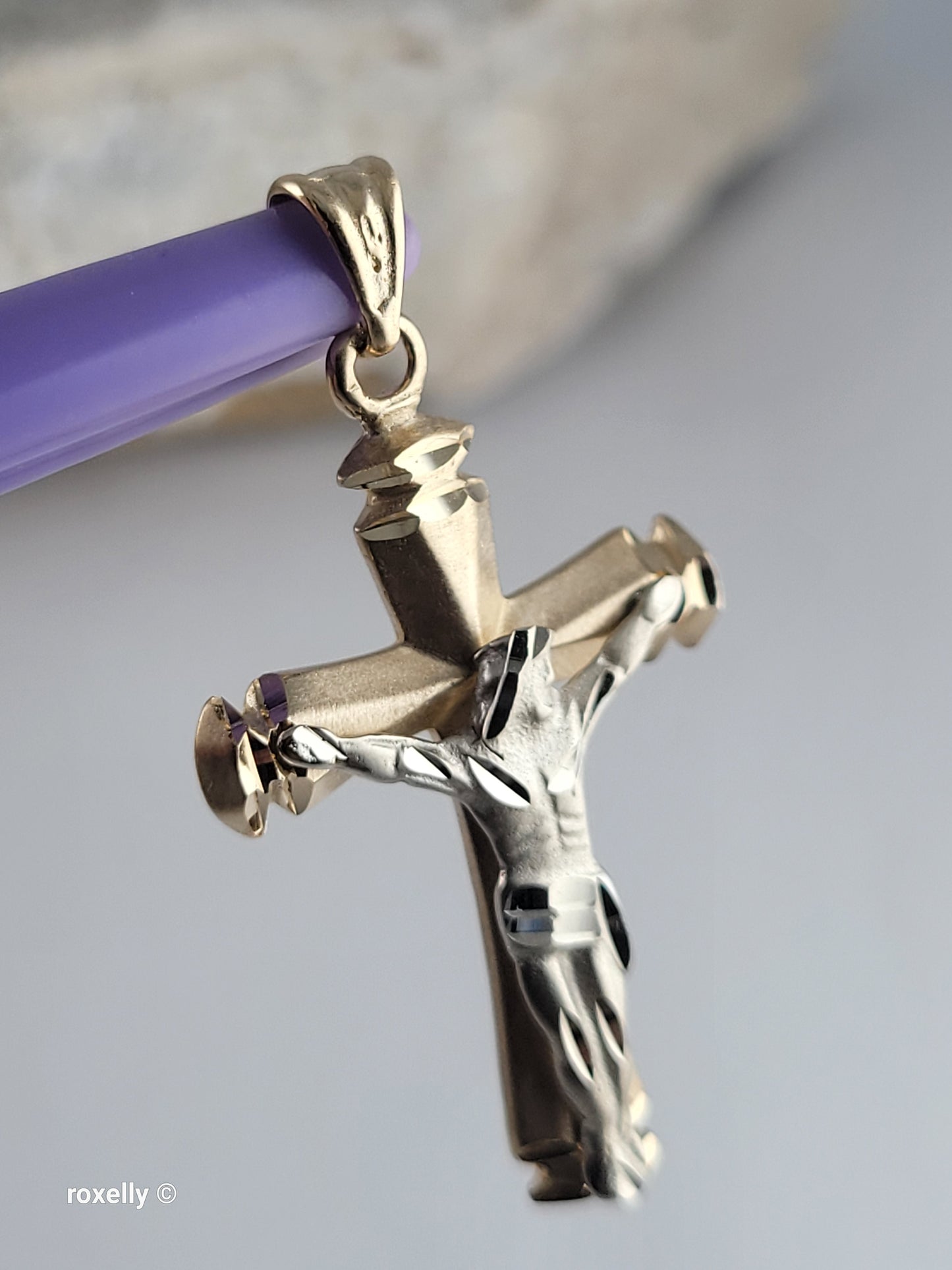 14K Two-Tone Yellow & White Gold Diamond-Cut Crucifix Pendant – Like New Condition