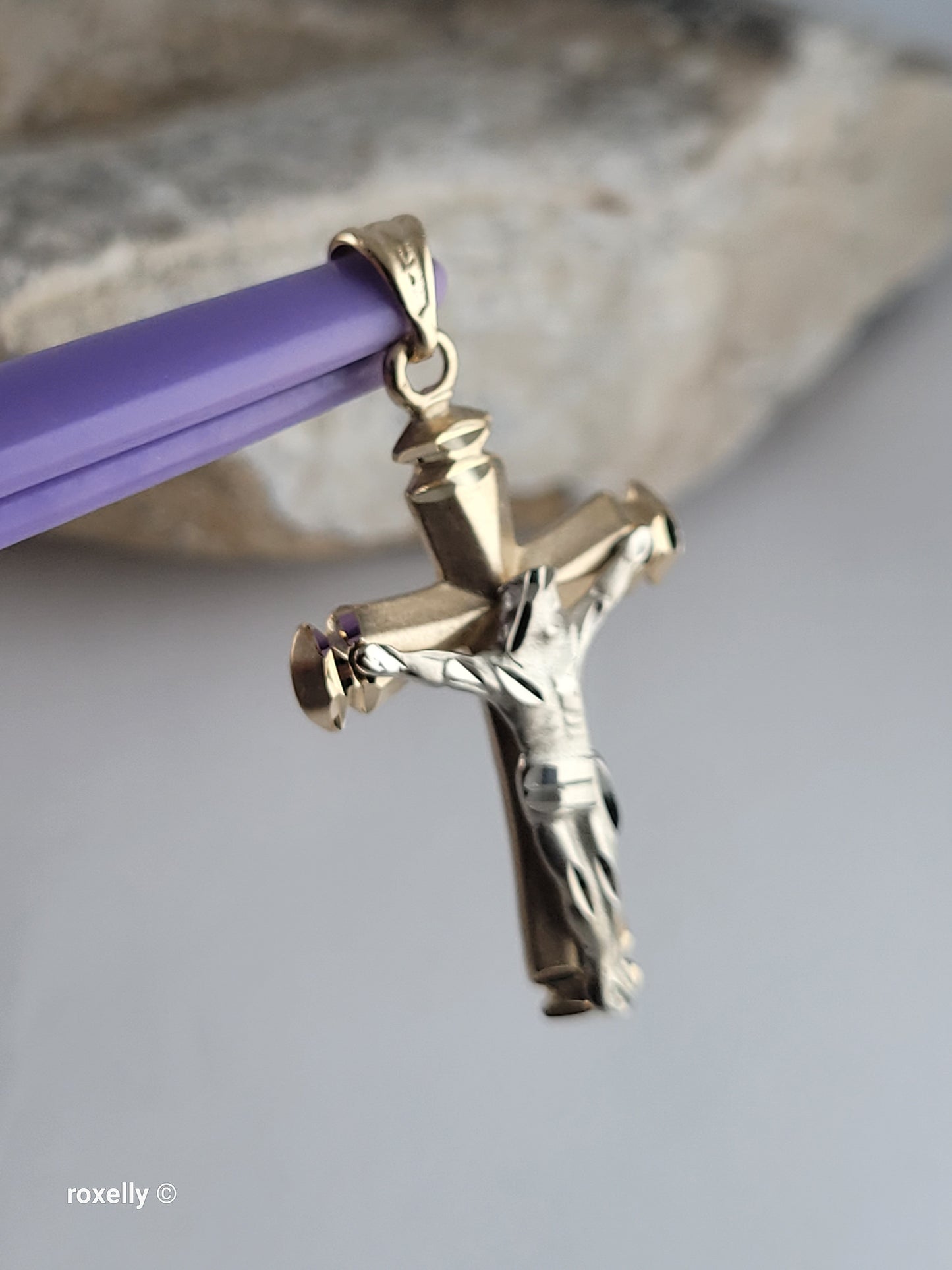 14K Two-Tone Yellow & White Gold Diamond-Cut Crucifix Pendant – Like New Condition