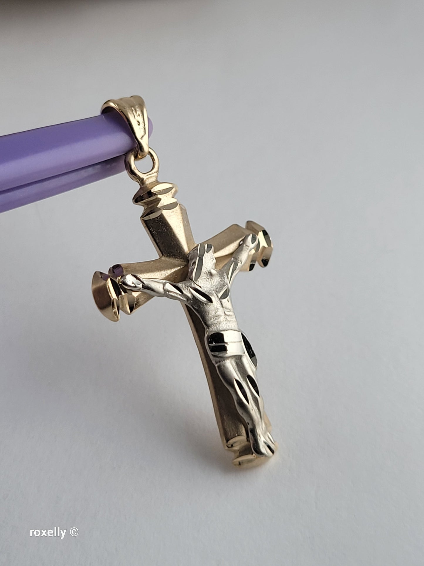 14K Two-Tone Yellow & White Gold Diamond-Cut Crucifix Pendant – Like New Condition