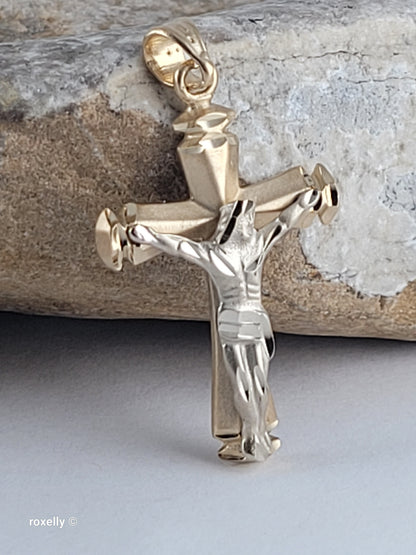 14K Two-Tone Yellow & White Gold Diamond-Cut Crucifix Pendant – Like New Condition