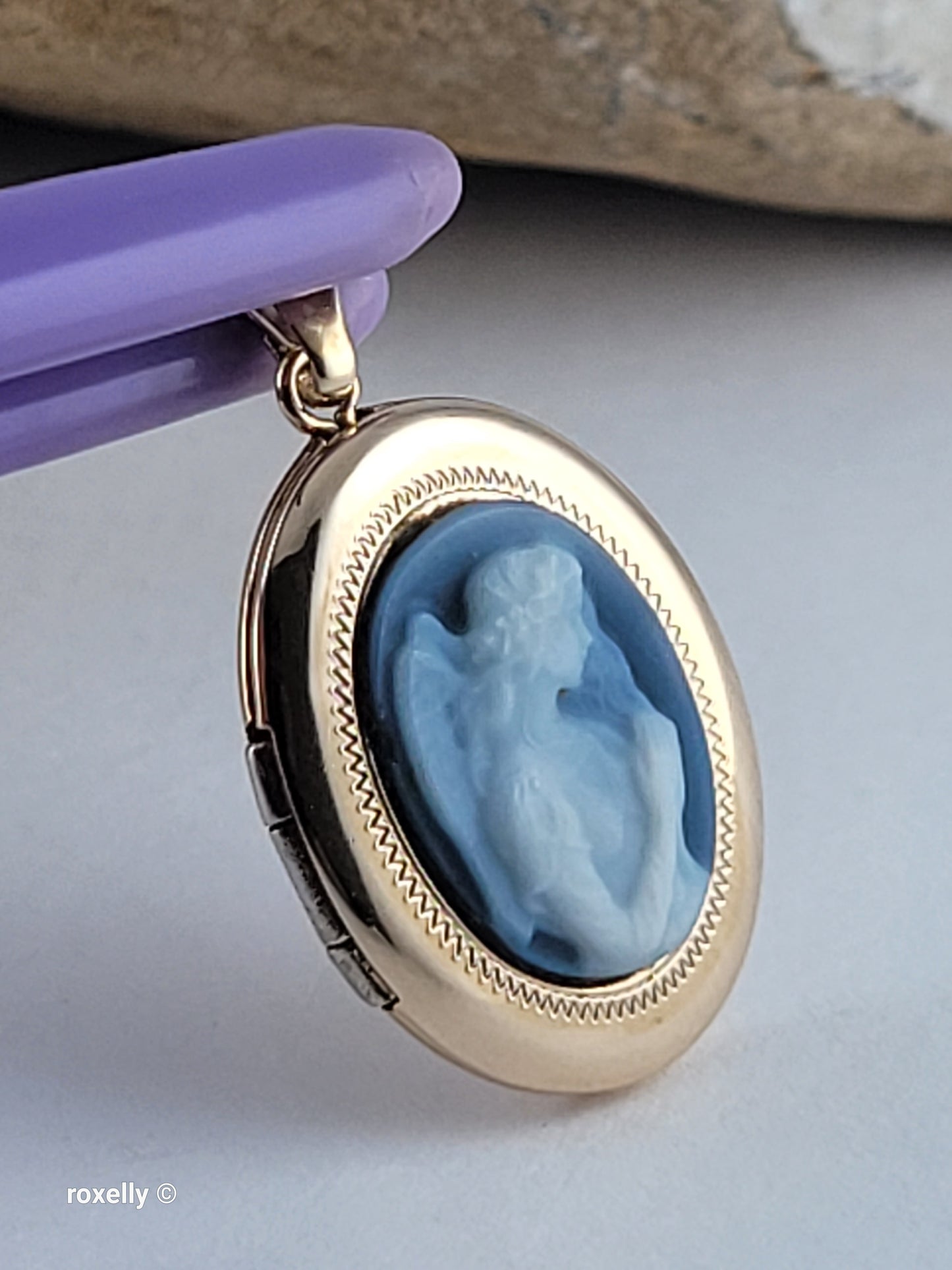 14K Yellow Gold Blue Agate Guardian Angel Cameo Photo Locket Pendant – Incredible Condition