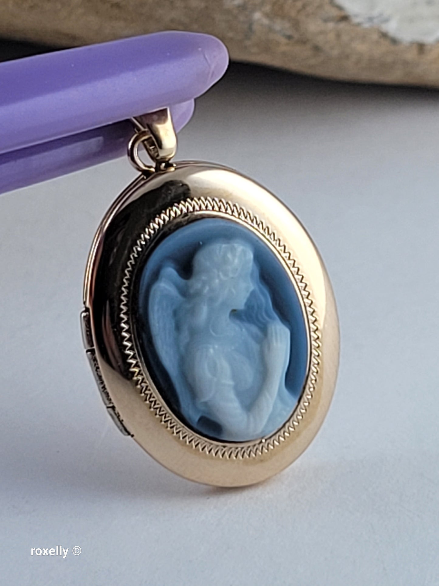14K Yellow Gold Blue Agate Guardian Angel Cameo Photo Locket Pendant – Incredible Condition