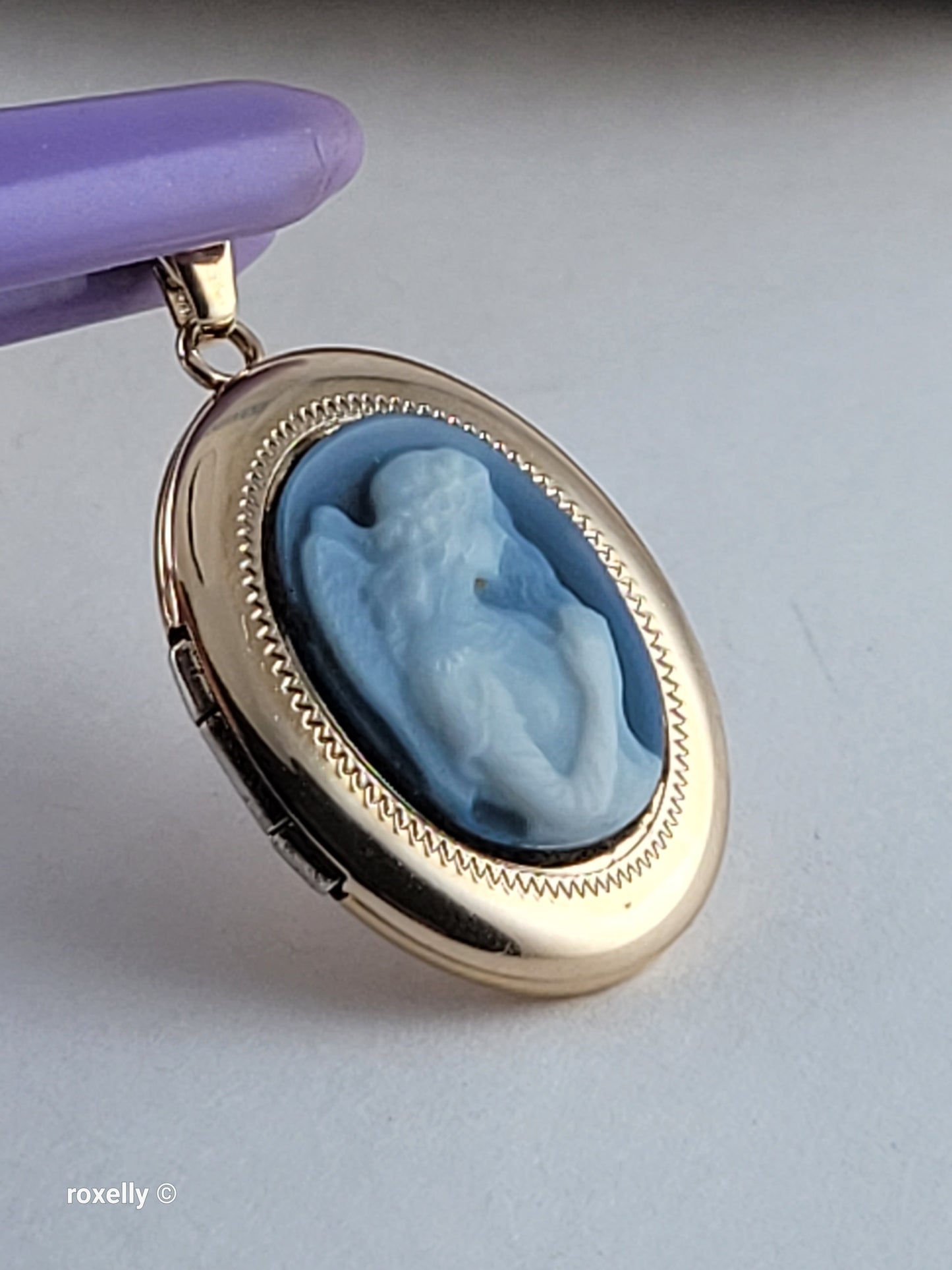 14K Yellow Gold Blue Agate Guardian Angel Cameo Photo Locket Pendant – Incredible Condition