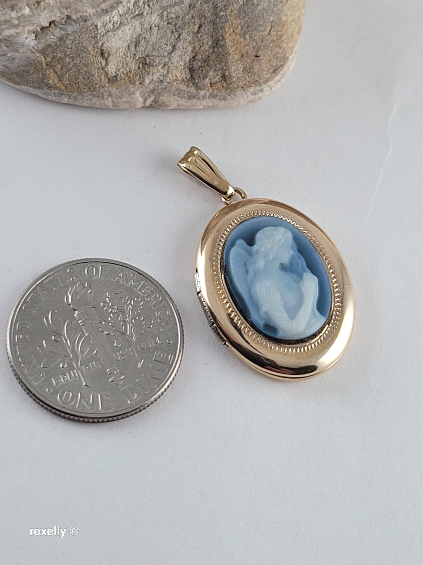 14K Yellow Gold Blue Agate Guardian Angel Cameo Photo Locket Pendant – Incredible Condition