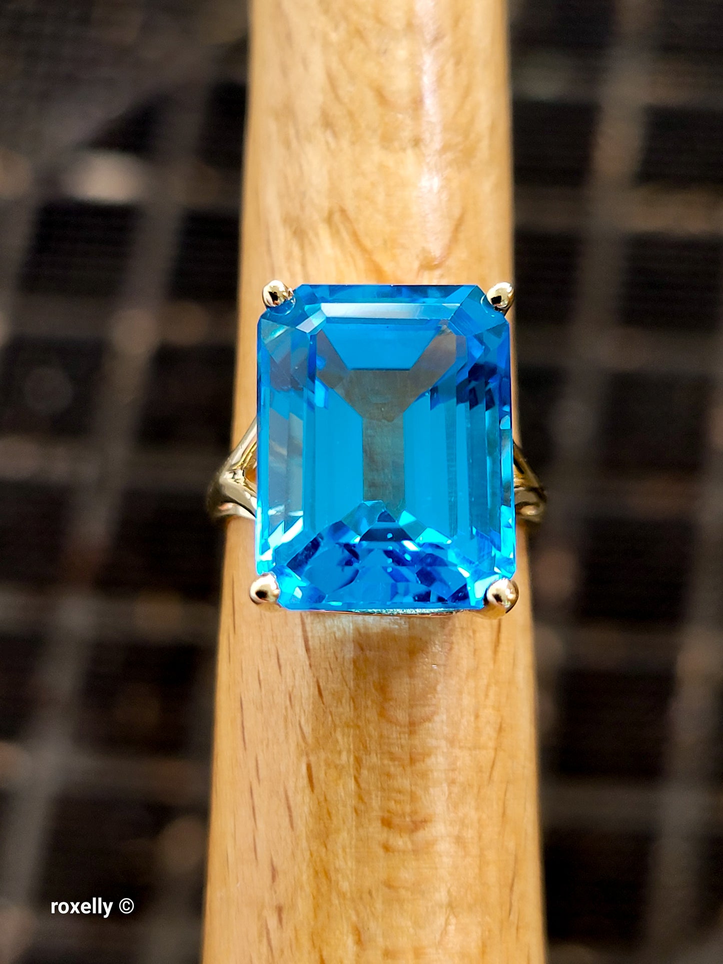 10K Yellow Gold London Blue Topaz Cocktail Ring Size 5.75, Solid Gold