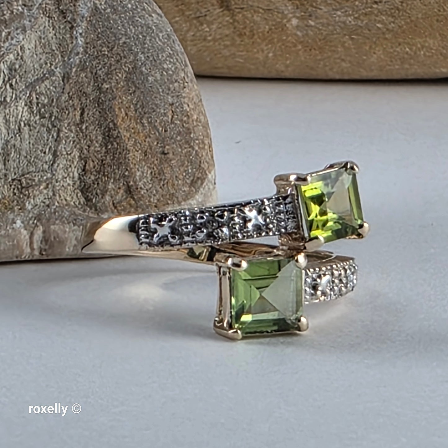 10K Yellow Gold Peridot and Genuine Diamond Ring Size 7.5 - Solid Gold!