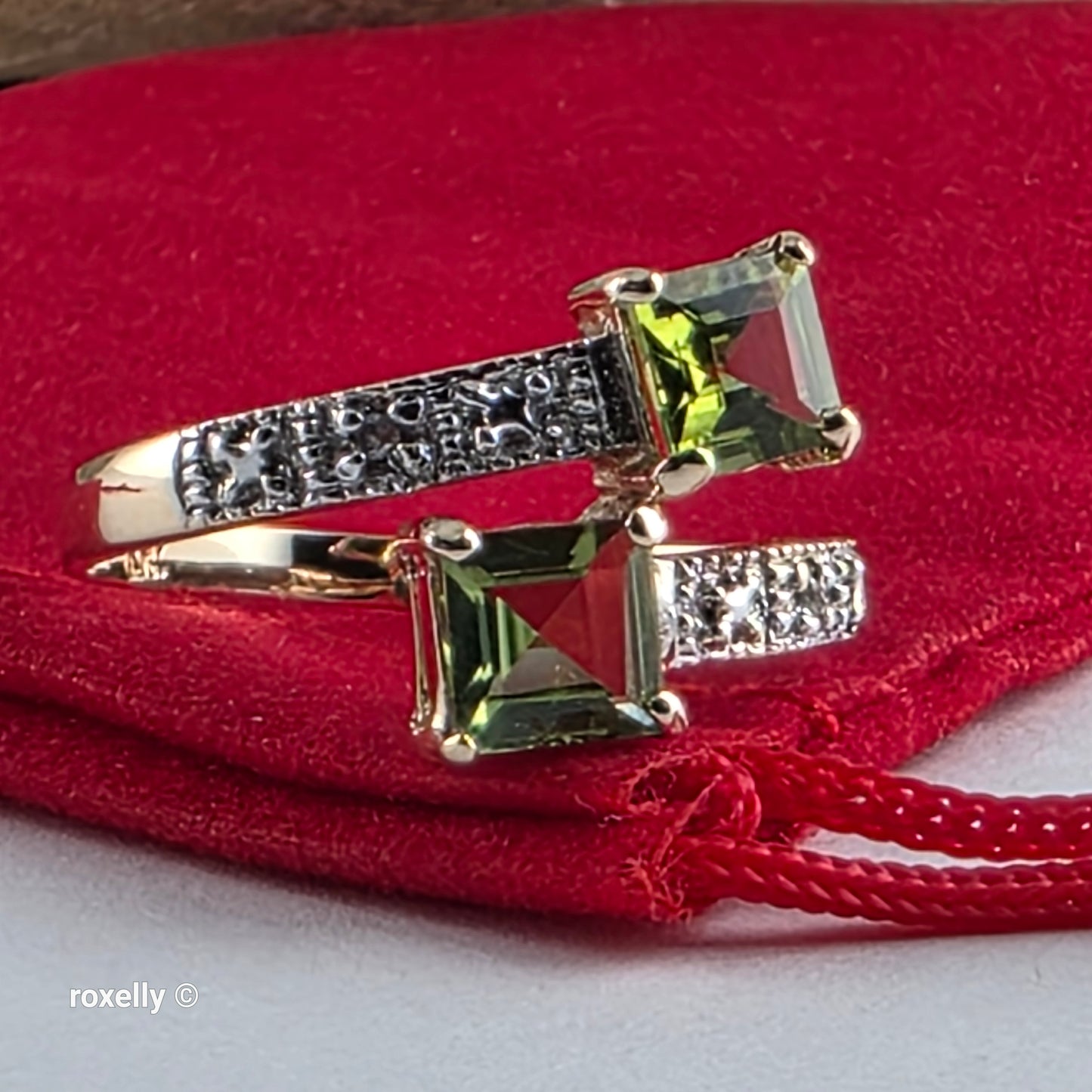 10K Yellow Gold Peridot and Genuine Diamond Ring Size 7.5 - Solid Gold!