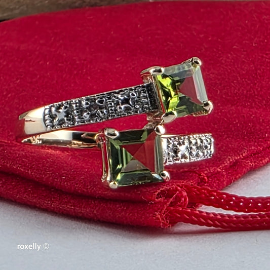 10K Yellow Gold Peridot and Genuine Diamond Ring Size 7.5 - Solid Gold!