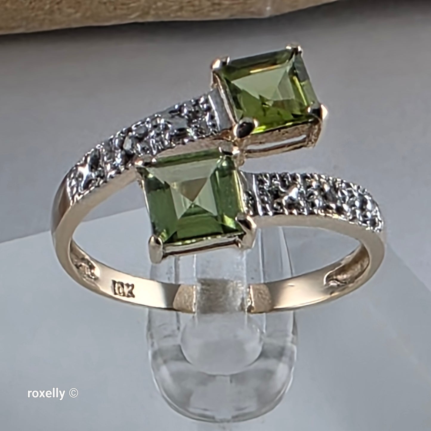 10K Yellow Gold Peridot and Genuine Diamond Ring Size 7.5 - Solid Gold!