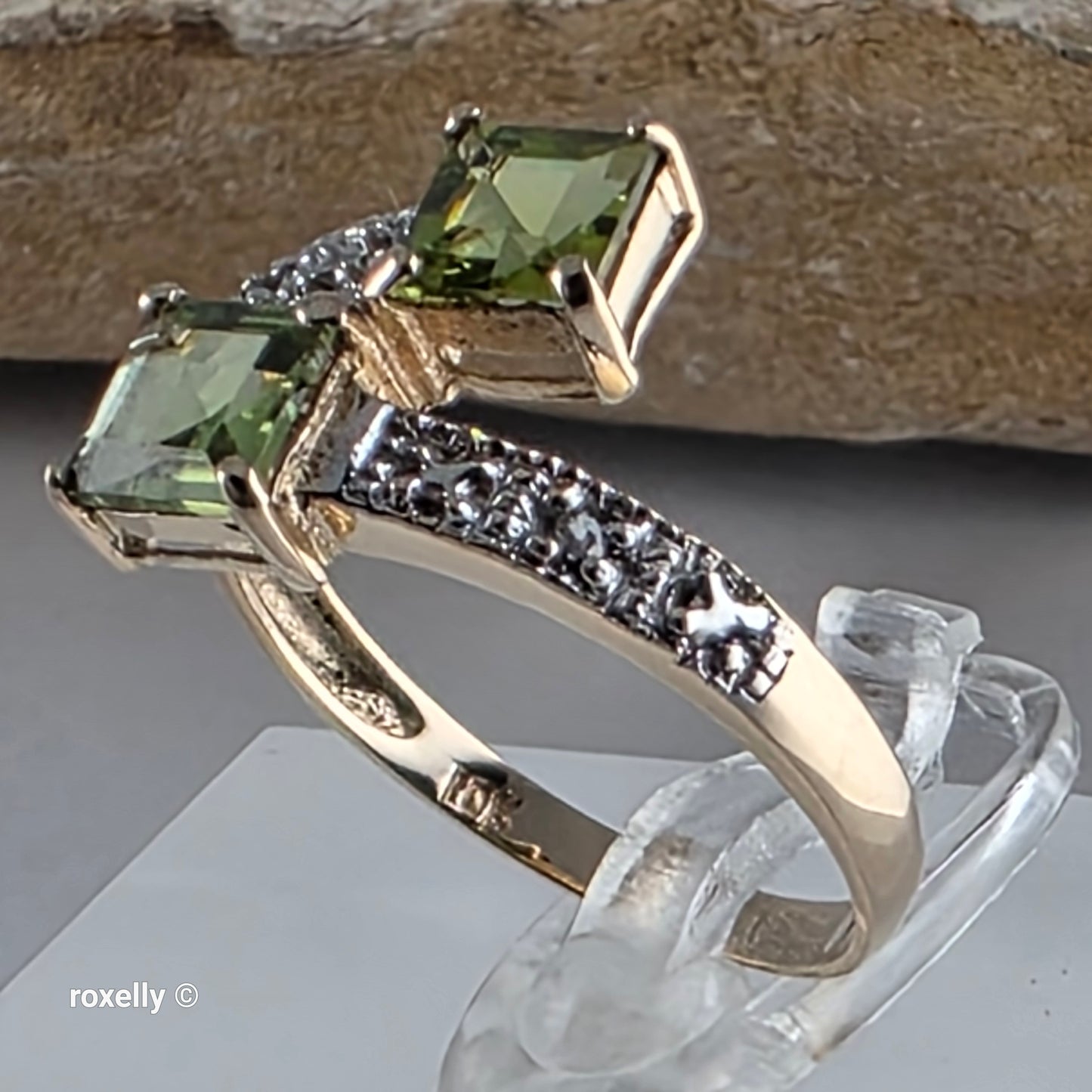 10K Yellow Gold Peridot and Genuine Diamond Ring Size 7.5 - Solid Gold!