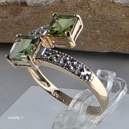 10K Yellow Gold Peridot and Genuine Diamond Ring Size 7.5 - Solid Gold!