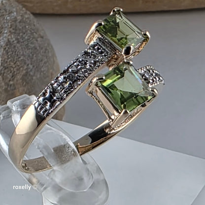 10K Yellow Gold Peridot and Genuine Diamond Ring Size 7.5 - Solid Gold!