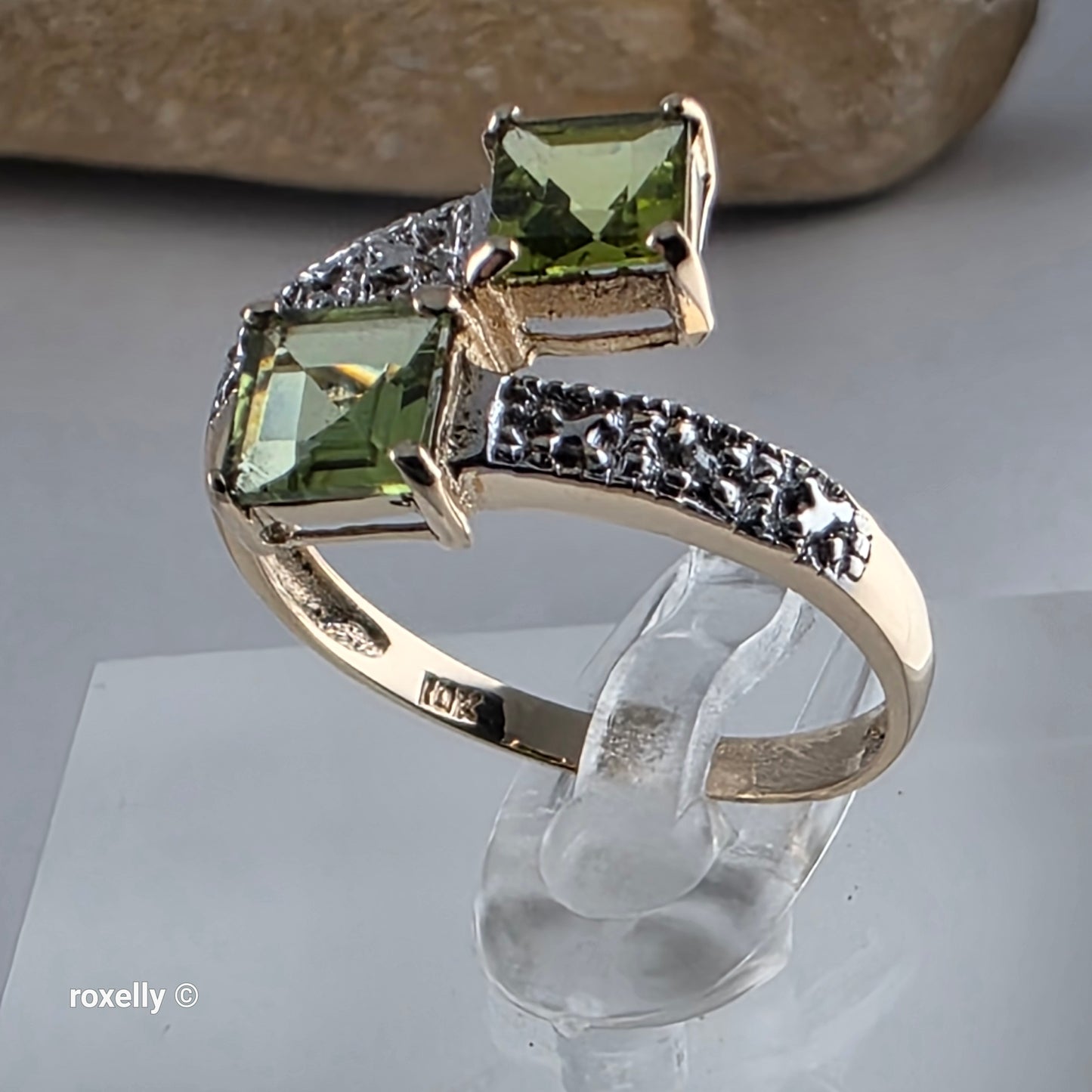 10K Yellow Gold Peridot and Genuine Diamond Ring Size 7.5 - Solid Gold!