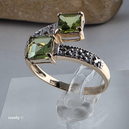 10K Yellow Gold Peridot and Genuine Diamond Ring Size 7.5 - Solid Gold!