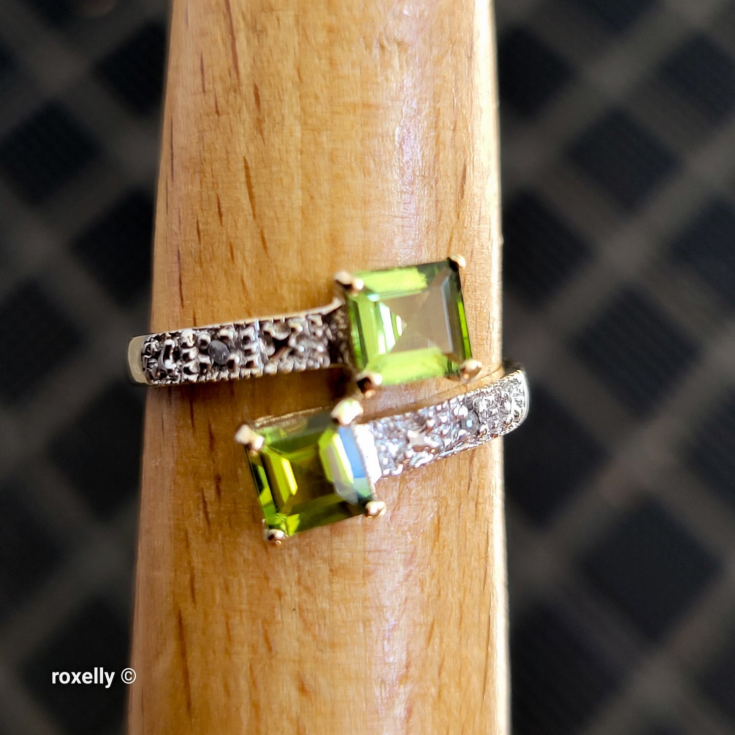 10K Yellow Gold Peridot and Genuine Diamond Ring Size 7.5 - Solid Gold!