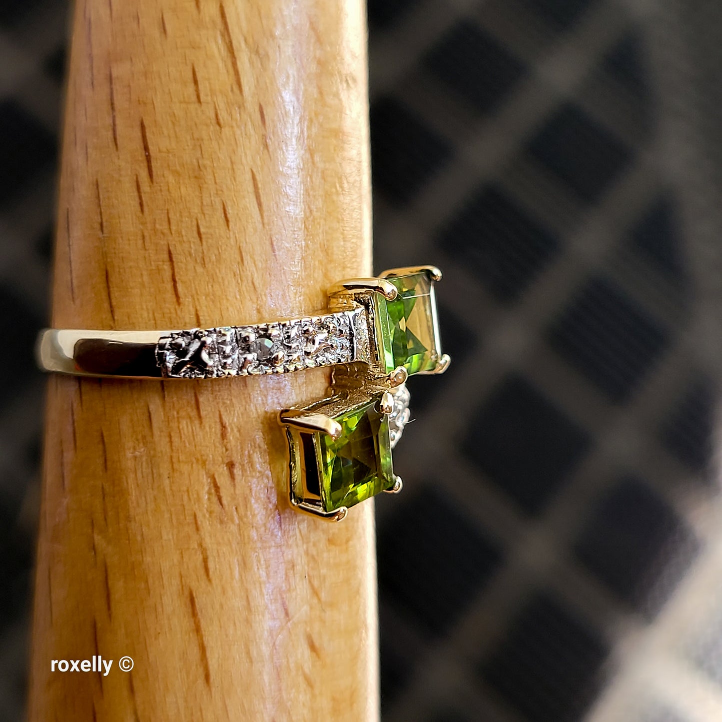 10K Yellow Gold Peridot and Genuine Diamond Ring Size 7.5 - Solid Gold!
