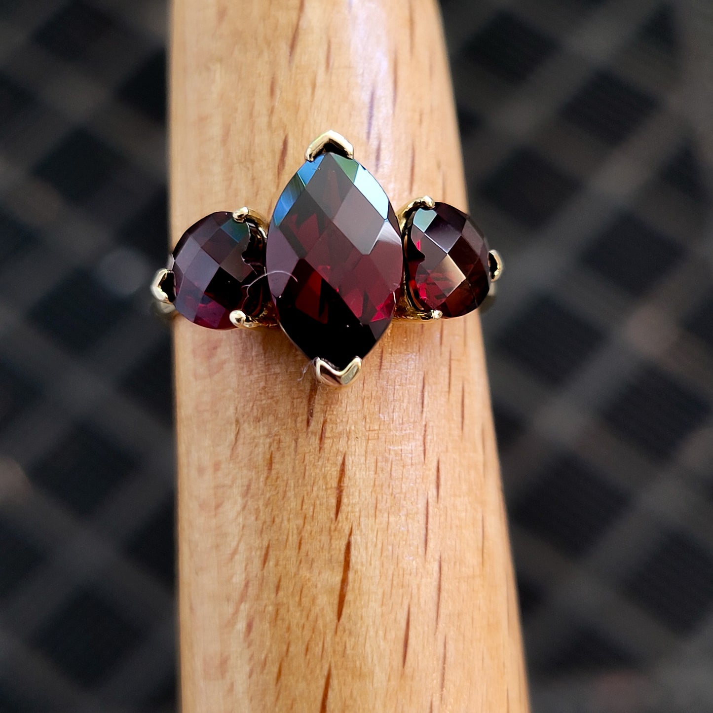 10K Yellow Gold Garnet Gemstone Ring Size 7 - Solid Gold!