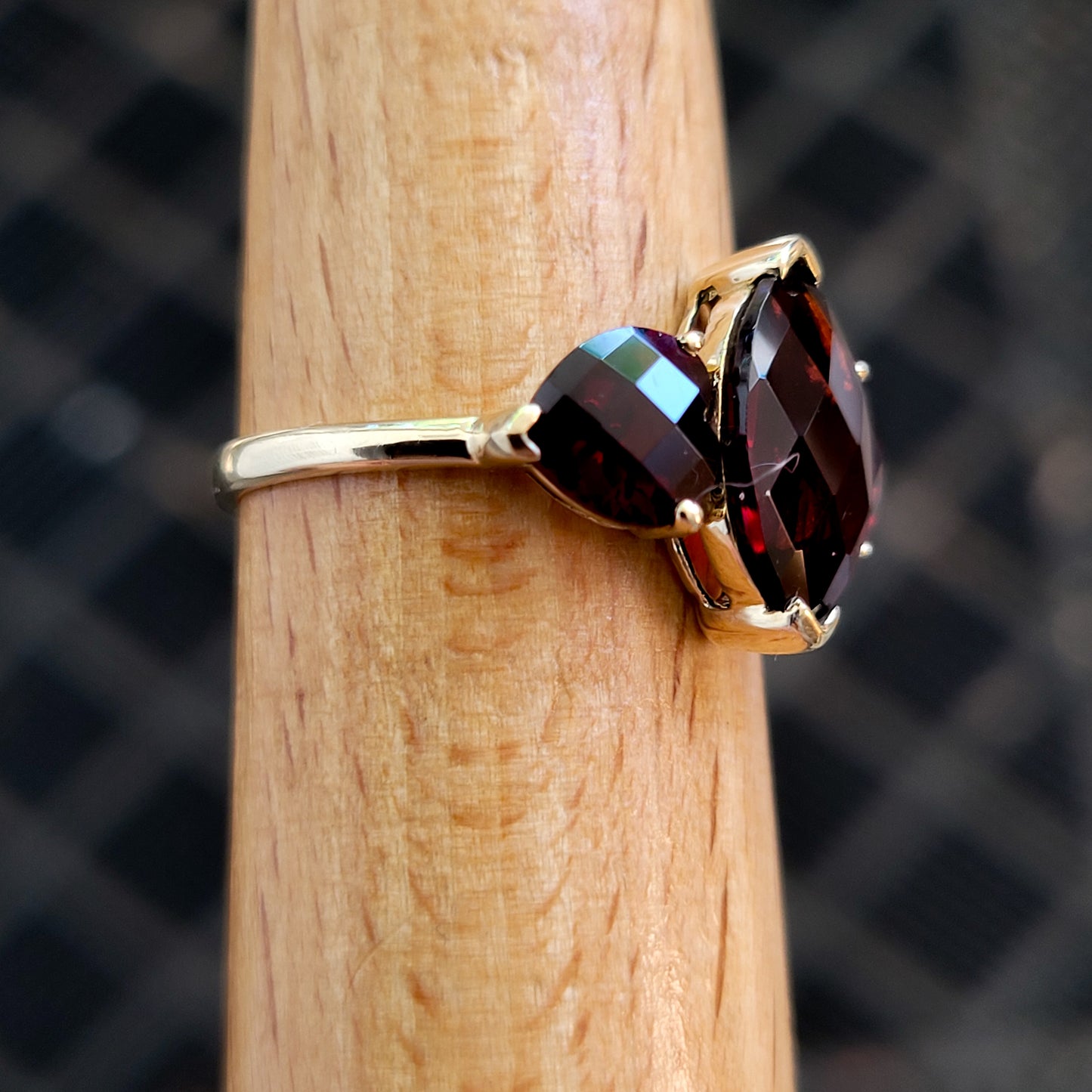 10K Yellow Gold Garnet Gemstone Ring Size 7 - Solid Gold!