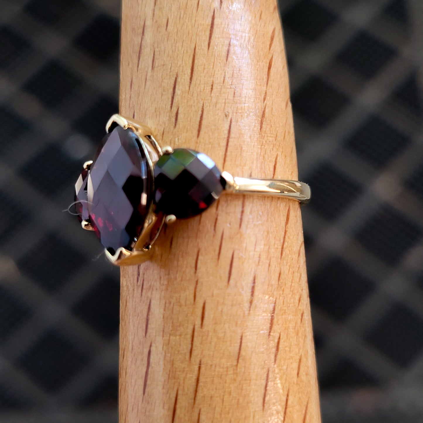 10K Yellow Gold Garnet Gemstone Ring Size 7 - Solid Gold!