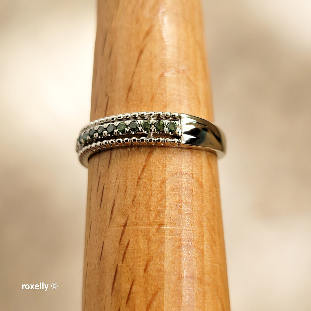 10K White Gold Green Diamonds Infinity Ring Design Size 7 - Solid Gold