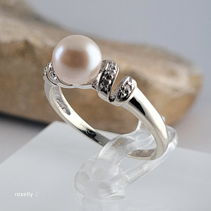 14K White Gold Fresh-water Pearl & Diamonds Ring Size 7 - Solid Gold