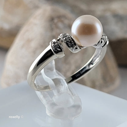 14K White Gold Fresh-water Pearl & Diamonds Ring Size 7 - Solid Gold