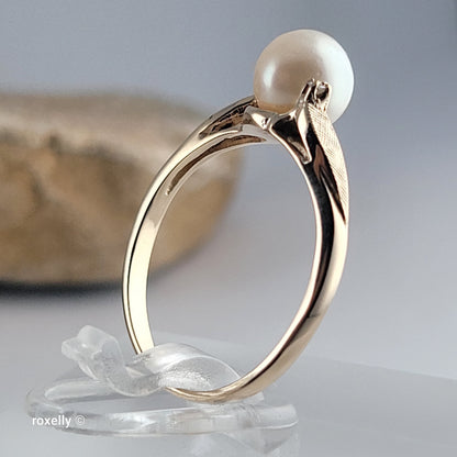 14K Yellow Gold Fresh-water Pearl and Genuine Diamond Ring Size 6 - Solid Gold