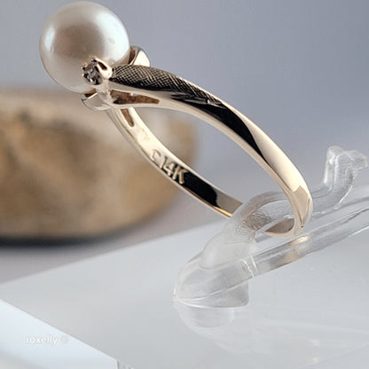14K Yellow Gold Fresh-water Pearl and Genuine Diamond Ring Size 6 - Solid Gold