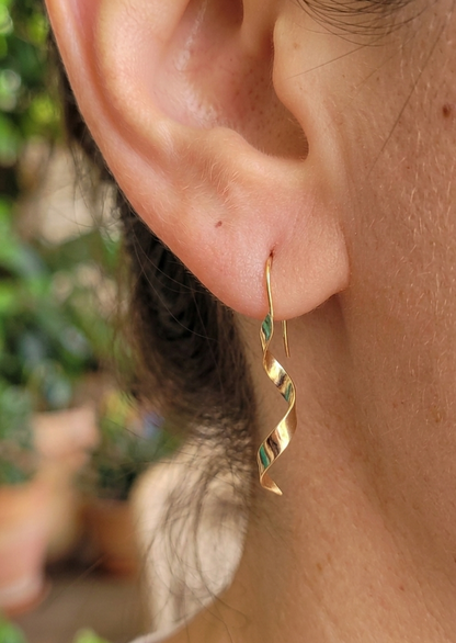 14K Yellow Gold Vintage Twisted Ribbon Design Earrings, Small Lightweight