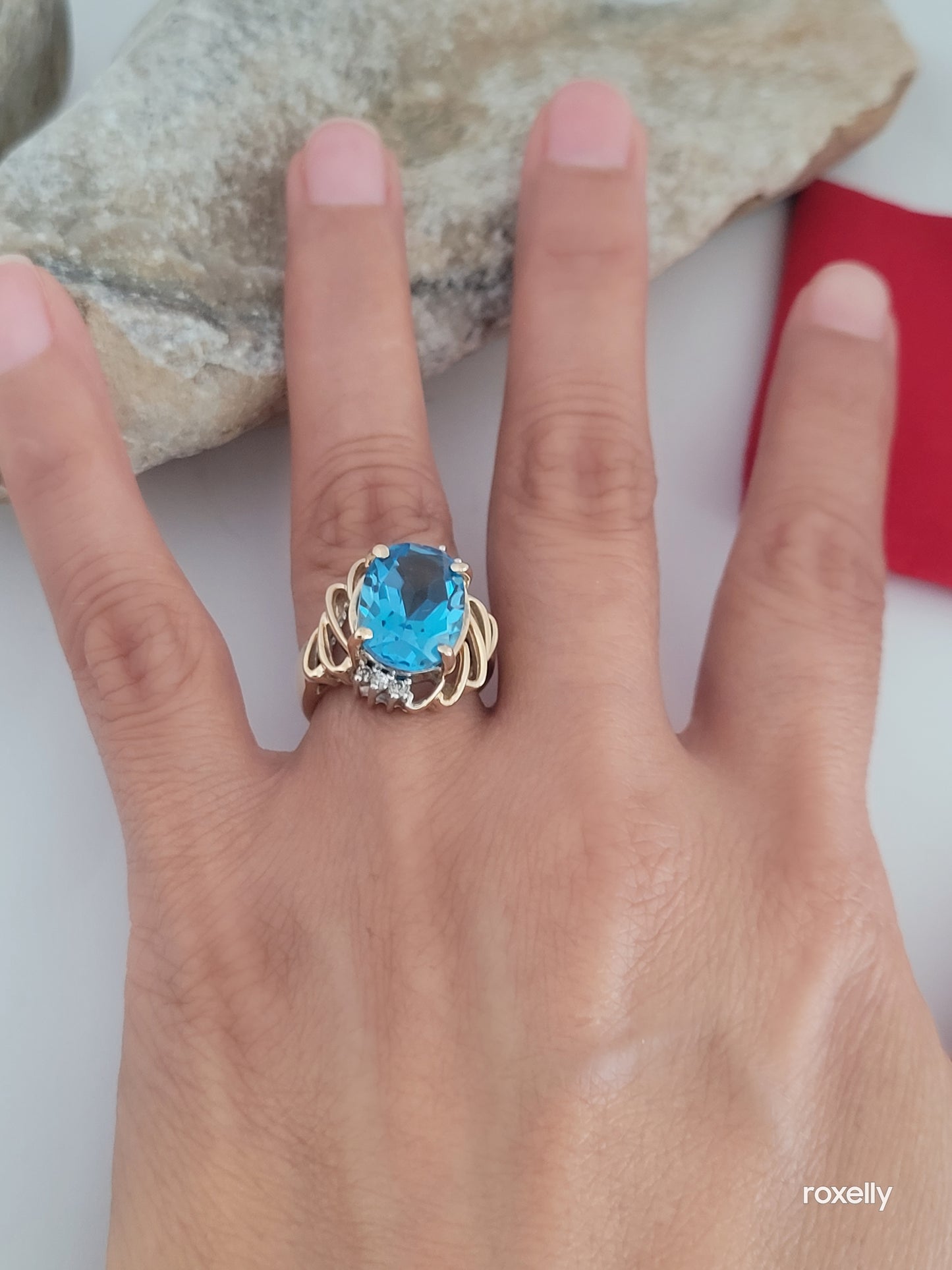 ❤️14k Size 6 Gorgeous Solid Yellow Gold Blue Topaz and Diamond Ring!