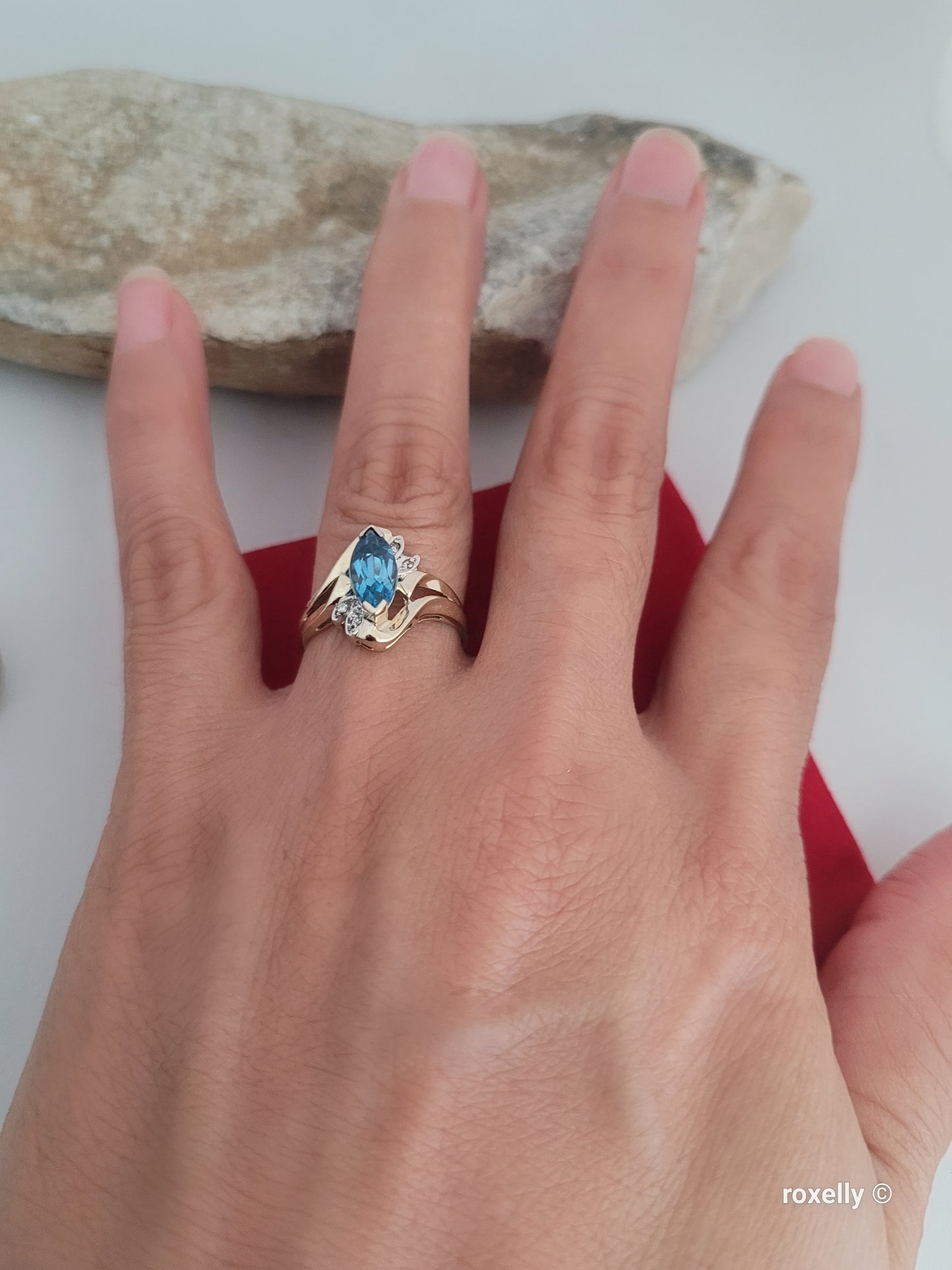 ❤️10k Size 6.75 Beautiful Solid Yellow Gold Blue Topaz and Diamond Ring!