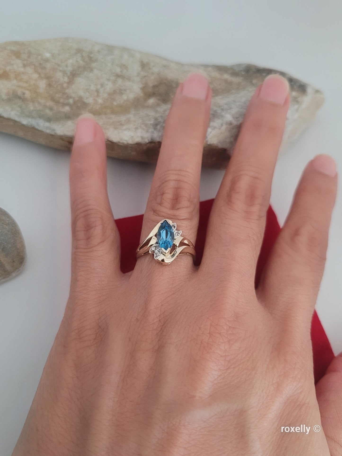 ❤️10k Size 6.75 Beautiful Solid Yellow Gold Blue Topaz and Diamond Ring!