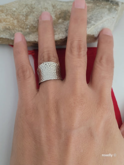 ❤️925 Size 6.25 Beautiful Sterling Silver Hammered Design Ring!