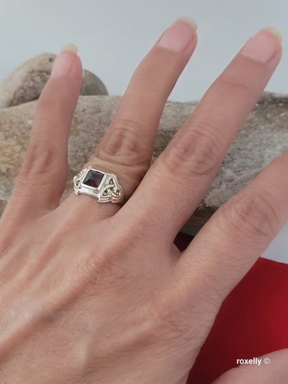 ❤️Size 5 Vintage 925 Sterling Silver and 14k Solid Yellow Gold Red Cubic Zirconia Ring!