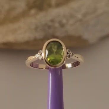 10K Yellow Gold Peridot and Diamonds Ring Size 7 Solid Gold