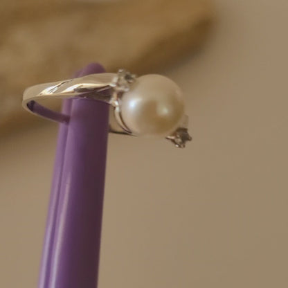 ❤️10k Size 7.25 Precious Solid White Gold Fresh-Water Pearl and White Topaz Ring!