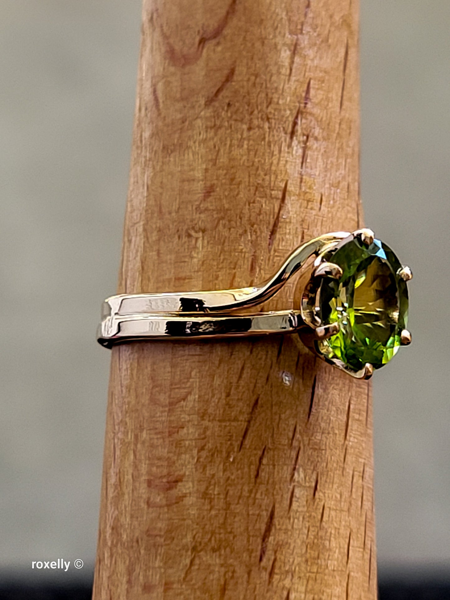 14K Yellow Gold Peridot Cocktail Ring Size 6 - Solid Gold!