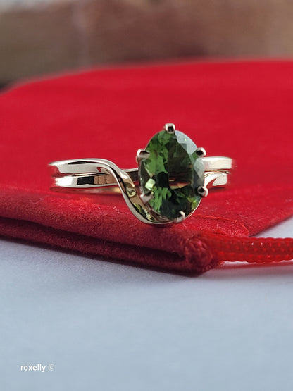 14K Yellow Gold Peridot Cocktail Ring Size 6 - Solid Gold!