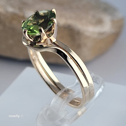 14K Yellow Gold Peridot Cocktail Ring Size 6 - Solid Gold!