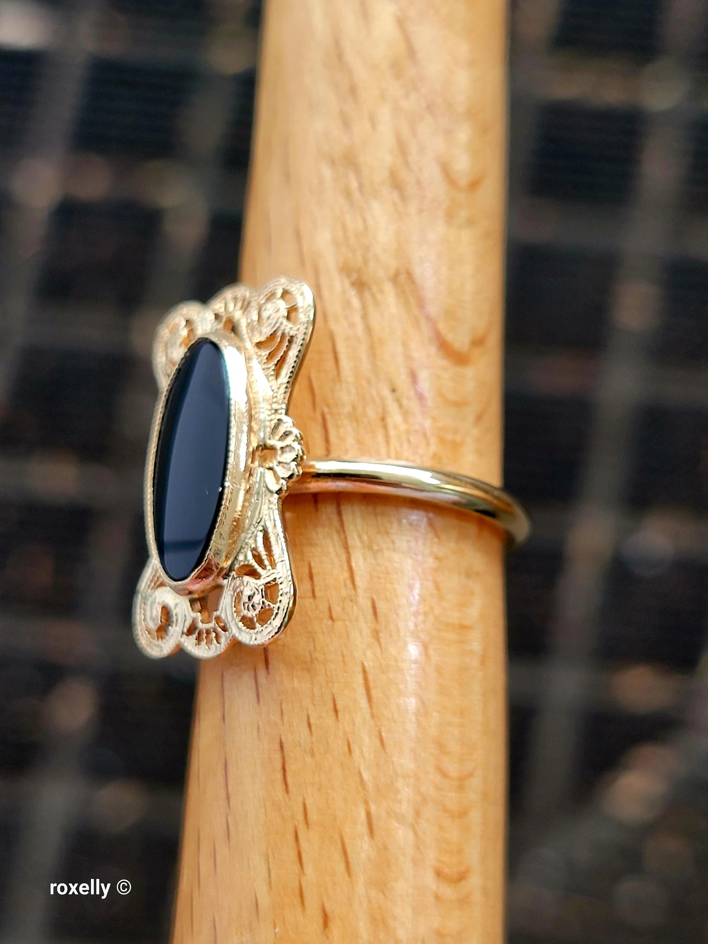 10k Size 5.5 Beautiful Solid Yellow Gold Onyx Gemstone Ring!