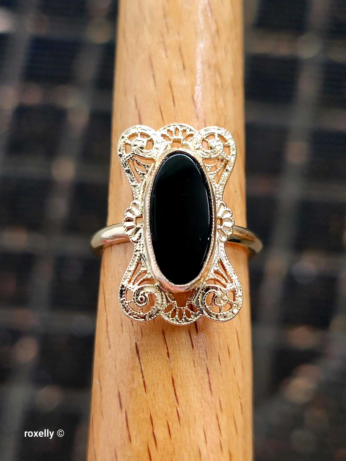 10k Size 5.5 Beautiful Solid Yellow Gold Onyx Gemstone Ring!