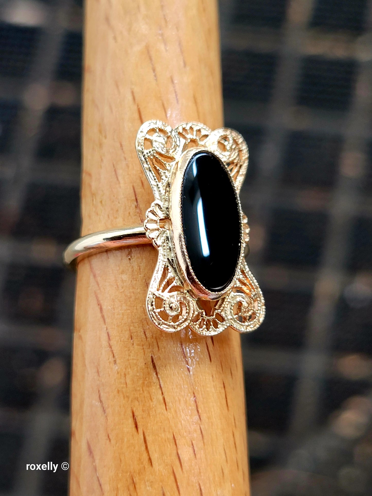 10k Size 5.5 Beautiful Solid Yellow Gold Onyx Gemstone Ring!