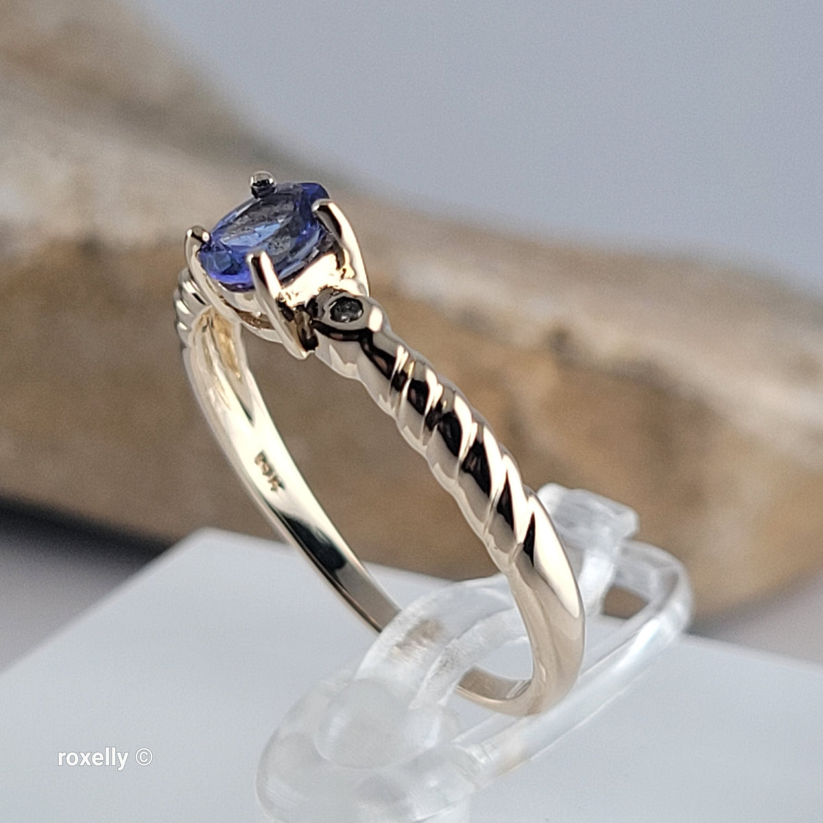 14K Yellow Gold Oval Tanzanite and Diamond Ring Size 7 - Solid Gold